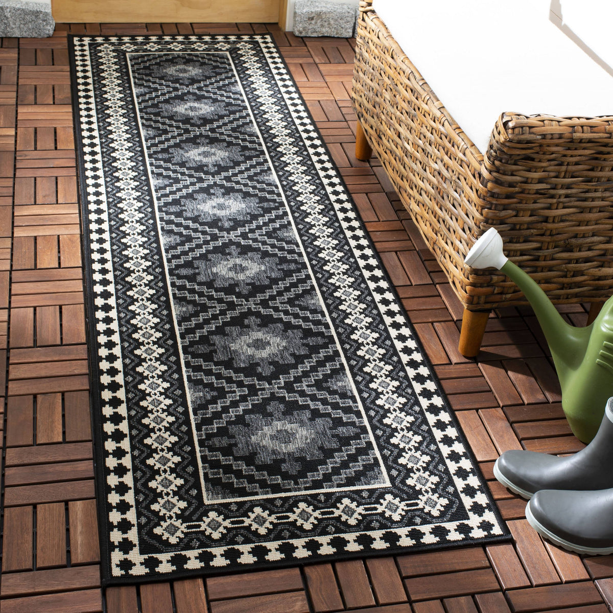 Safavieh Outdoor VER099-0421 Veranda Black / Creme Rug - 2' 3" x 6' 7"